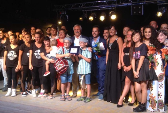 i vincitori della Corrida 2014 Roberto e Luca insieme al sindaco Domenico D'Annibali, l'assessore Luca Vagnoni, gli organizzatori e i partecipanti