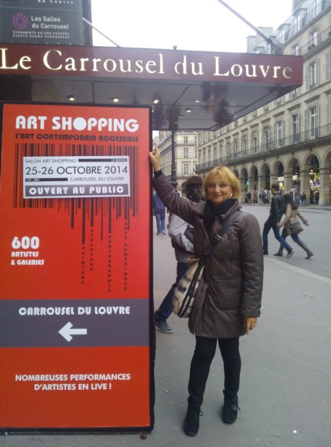 Maura De Carolis all'ingresso del Carrousel du Louvre - Paris
