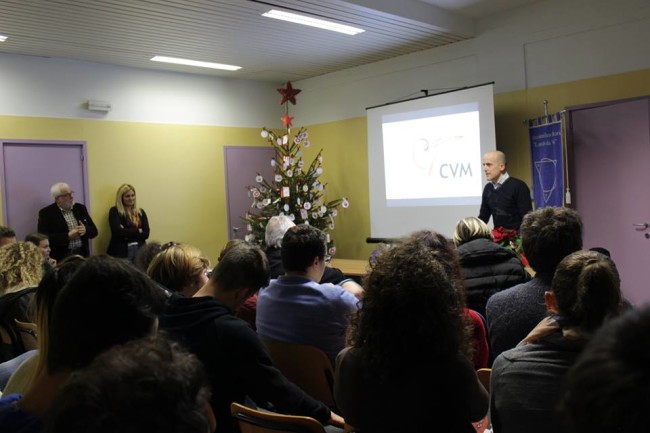 Il Prof. Paolo Padovani mentre illustra il progetto del CVM agli studenti 