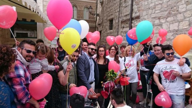 Valentina Poli e Simone Gigli hanno confermato il loro amore platealmente davanti ad amici parenti e curiosi intervenuti al flash mob organizzato da Elevents per promuovere il nuovo brano Marry me!