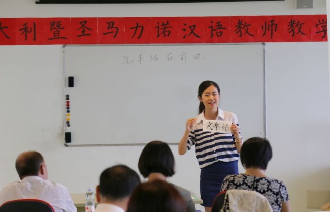 la professoressa dell’Istituto Confucio di Macerata Chen Chen durante la lezione tenuta nel corso della gara