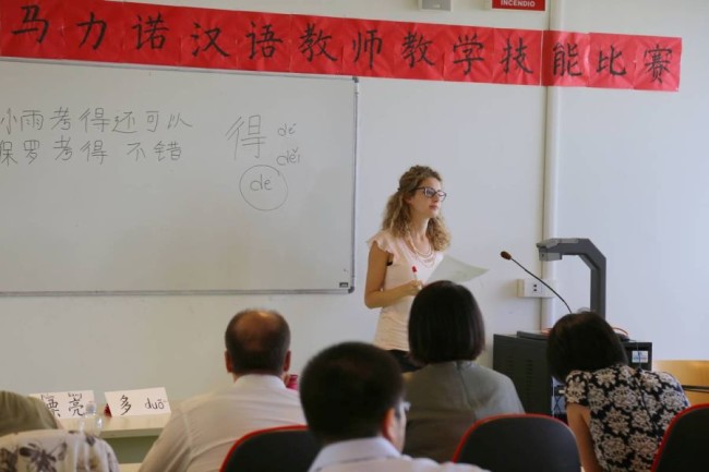la professoressa dell’Istituto Confucio di Macerata Francesca Gesù durante la lezione tenuta nel corso della gara