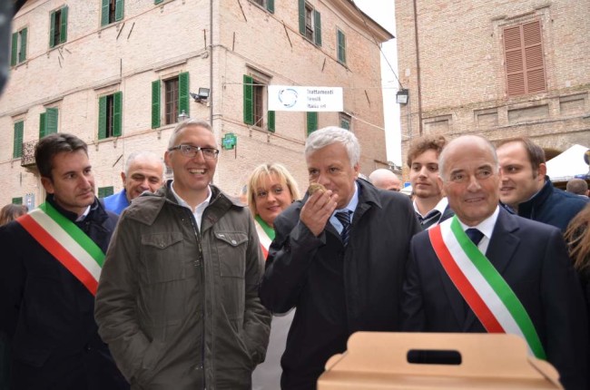 Il ministro dell'Ambiente Gian Luca Galletti con un profumatissimo tartufo