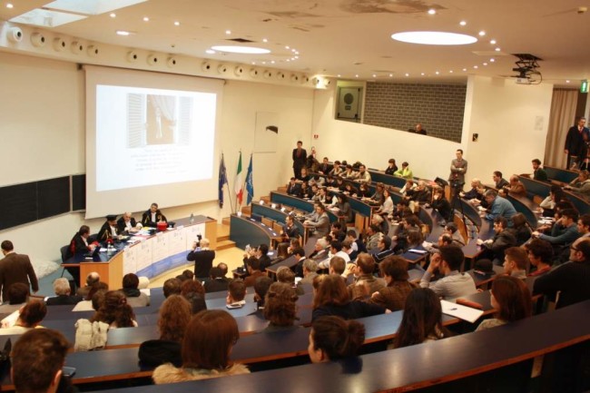 L'aula magna di Economia durante la consegna del Sigillo d'Ateneo al presidente Pianesi