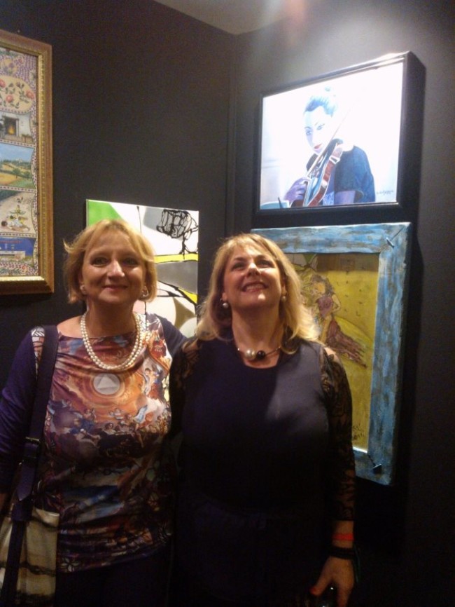 Maura De Carolis con l'Art Director Maria Grazia Todaro di ArtQueenStudio Padova organizzatrice di Art Shopping Louvre