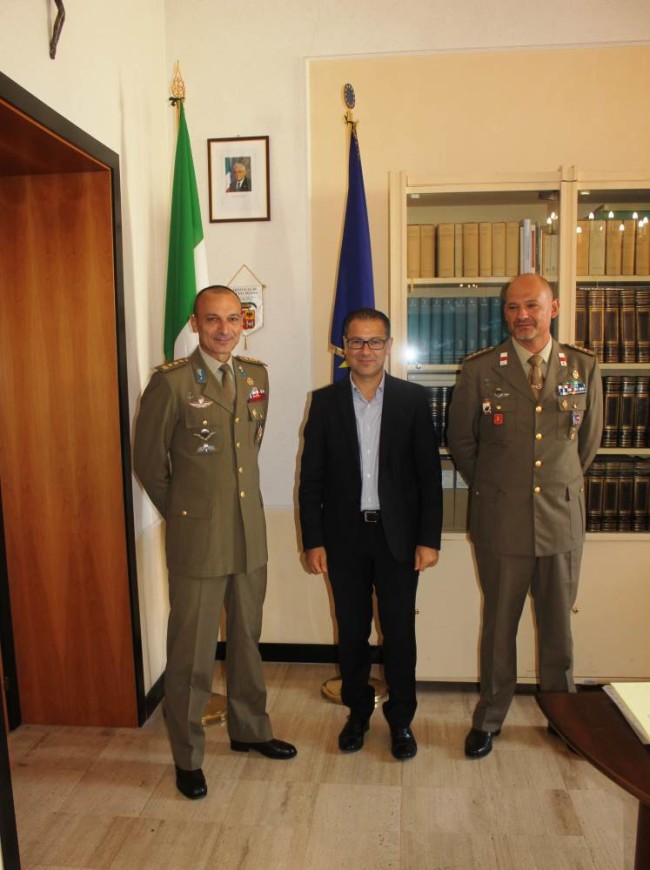 Il Presidente della Provincia Paolo D'Erasmo tra il Col. Zona (a sx) ed il Col. Santonicola