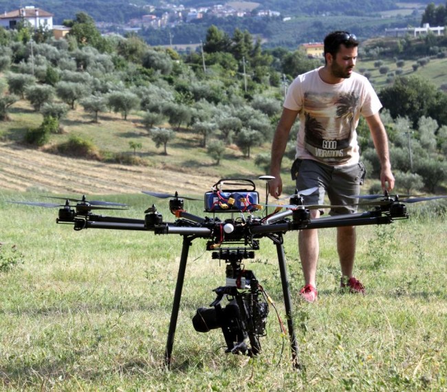Luca Ricci Pacifici (Cna Giovani imprenditori Piceni) e il drone costruito (start up) dalla sua azienda