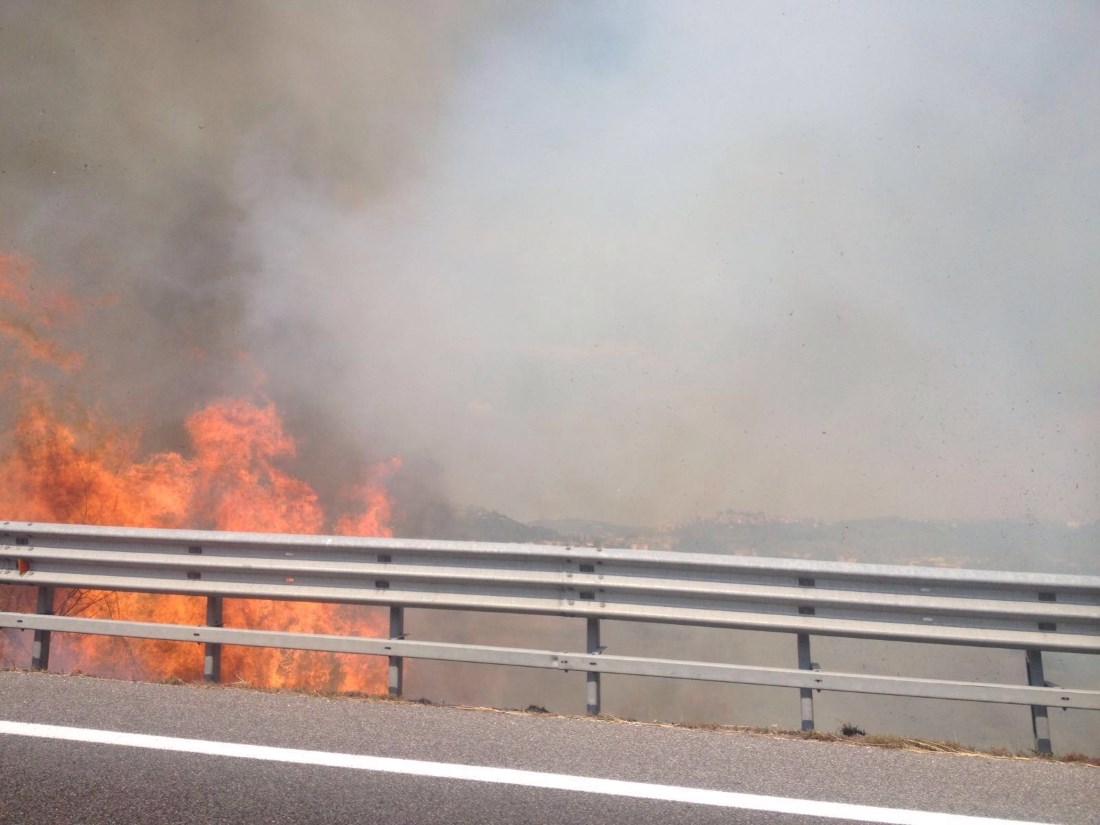 Incendio lungo l’Ascoli – Mare vicino a Spinetoli