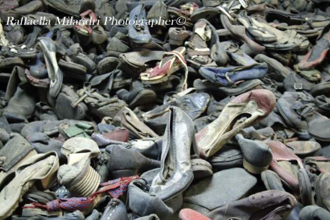 Auschwitz I - Un mucchio di scarpe alto un metro e mezzo e lungo quaranta. Sono "solo" trentamila scarpe conservate nel museo