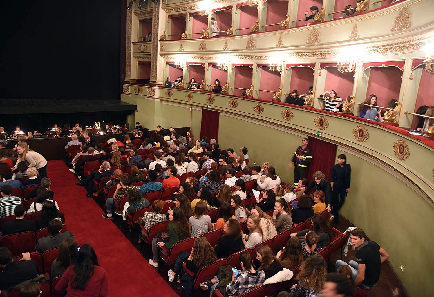 Oltre 500 studenti al Pergolesi per l’anteprima della “Traviata”