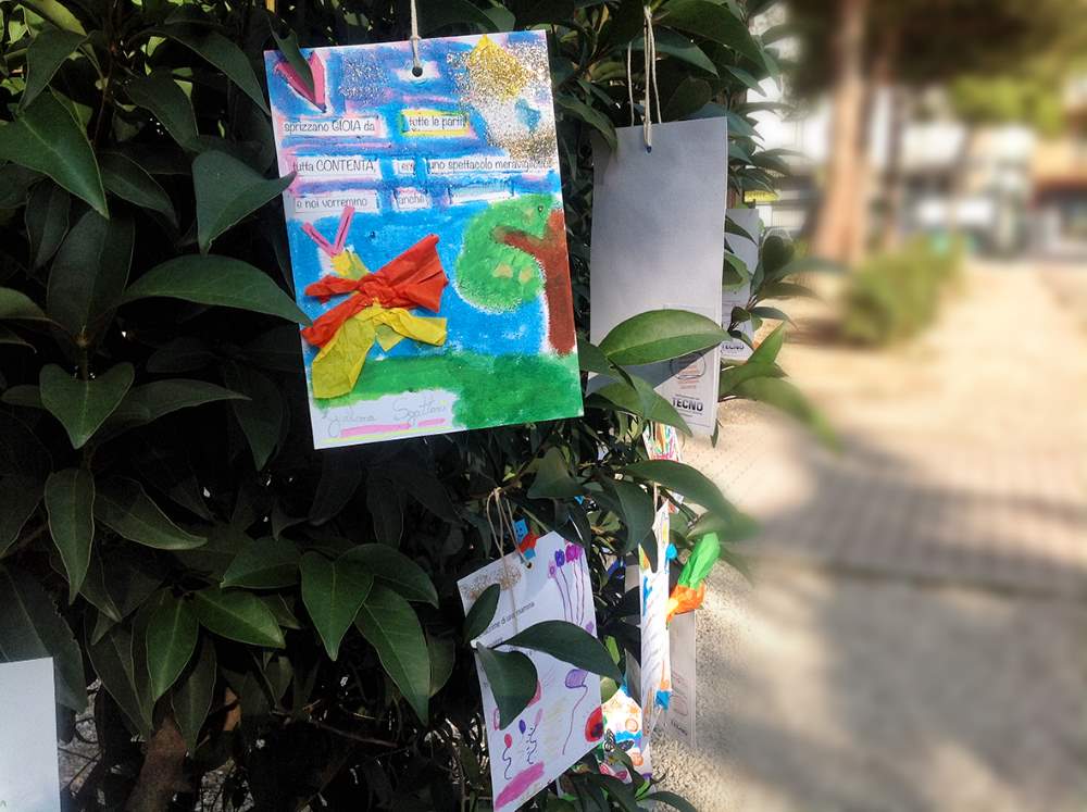 “Il Rumore dei Poeti”, le poesie creative degli alunni in mostra tra gli alberi
