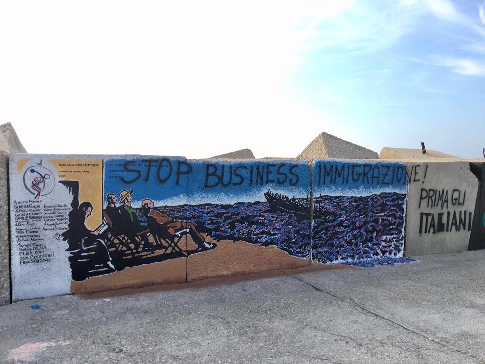 Scritte xenofobe sul murales realizzato dagli studenti del Liceo Scientifico