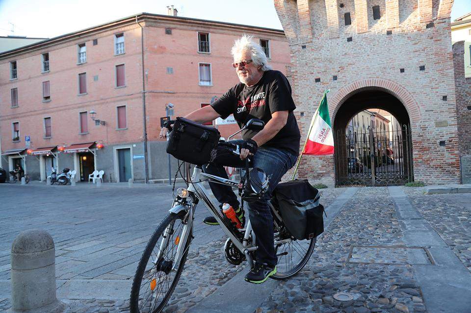 Il tour ciclo-solidale dello scrittore Marchitelli approda nelle Marche