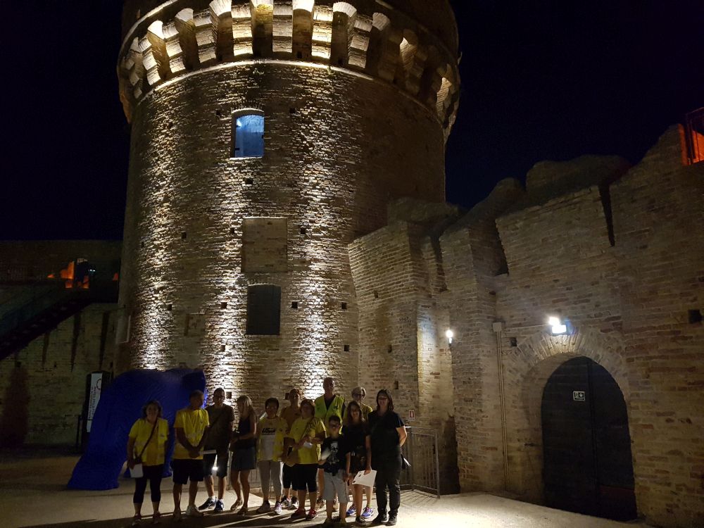 Col progetto “Camminata dei musei” ad Acquaviva Picena visitate la fortezza e la mostra Cracking Art