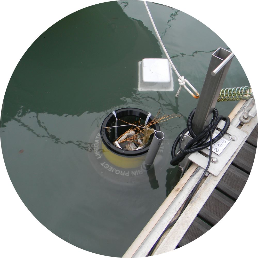 Installato al Cns il dispositivo Seabin che raccoglierà una tonnellata l’anno di micro rifiuti galleggianti