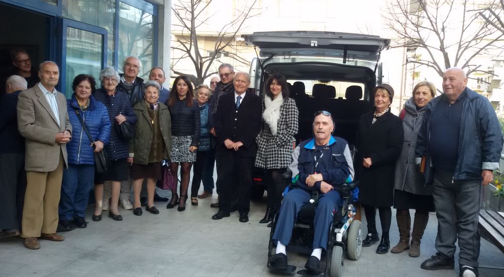 La Fondazione CaRisAp dona un pulmino attrezzato per disabili al Centro Primavera