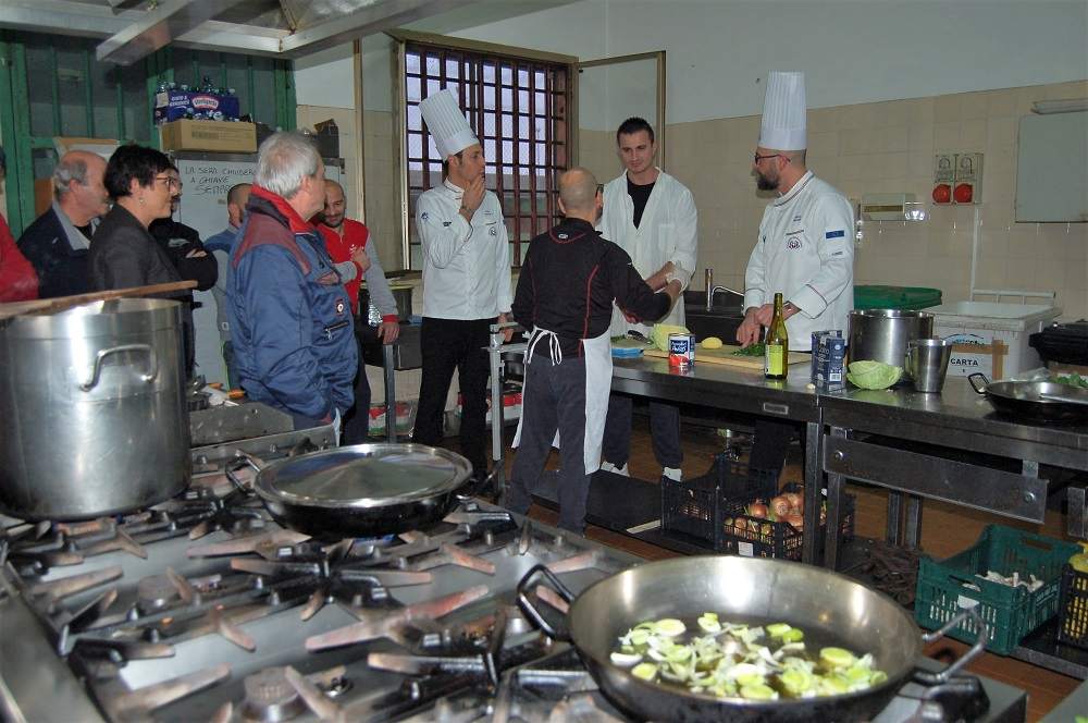 “Oggi cucinate con noi”, i detenuti del carcere di Marino ai fornelli con gli chef delle Marche