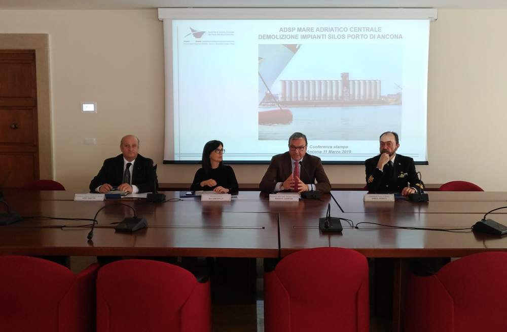 Porto di Ancona: demolizione silos darsena Marche