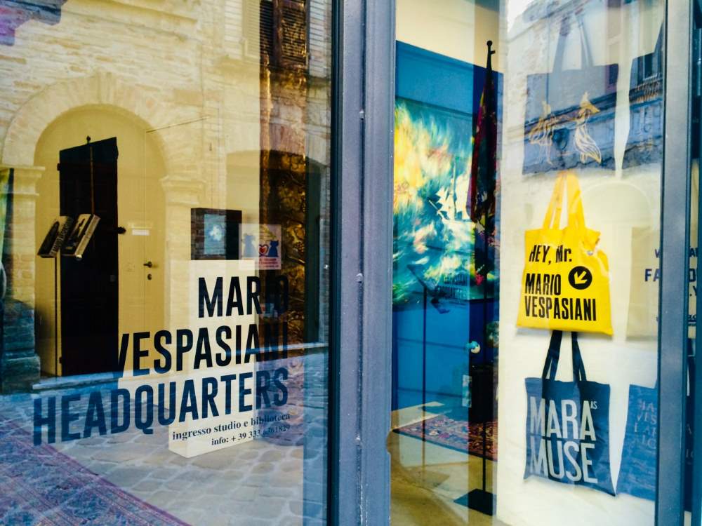 L’artista Mario Vespasiani recupera le vetrine in disuso della sua città che brilla tra le più belle d’Italia