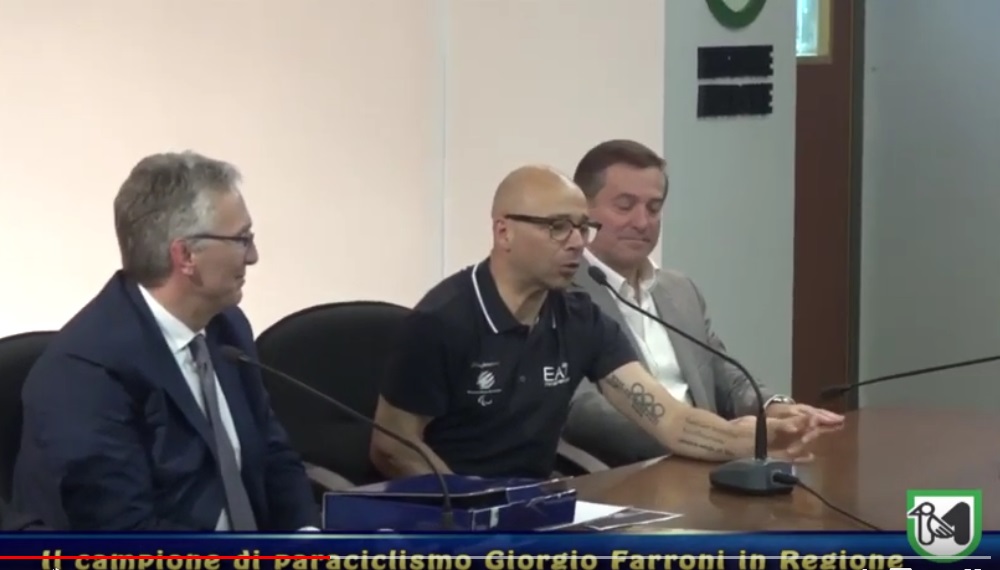 Il presidente della Regione Marche ha premiato Giorgio Farroni campione del mondo di paraciclismo