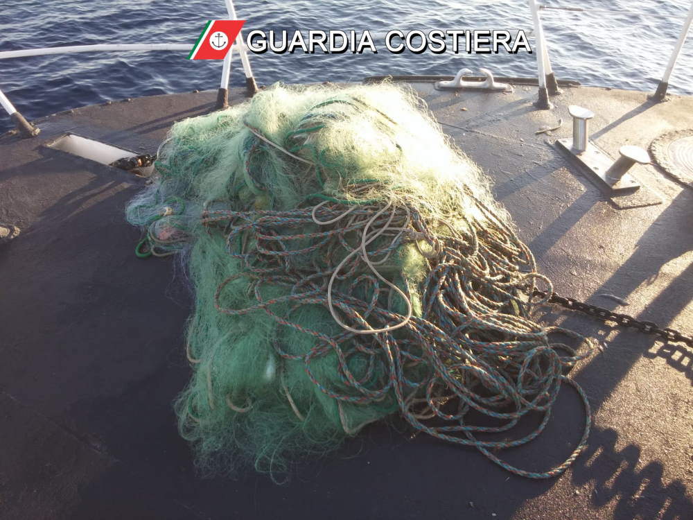 La Guardia Costiera sequestra 700 metri di rete illegale