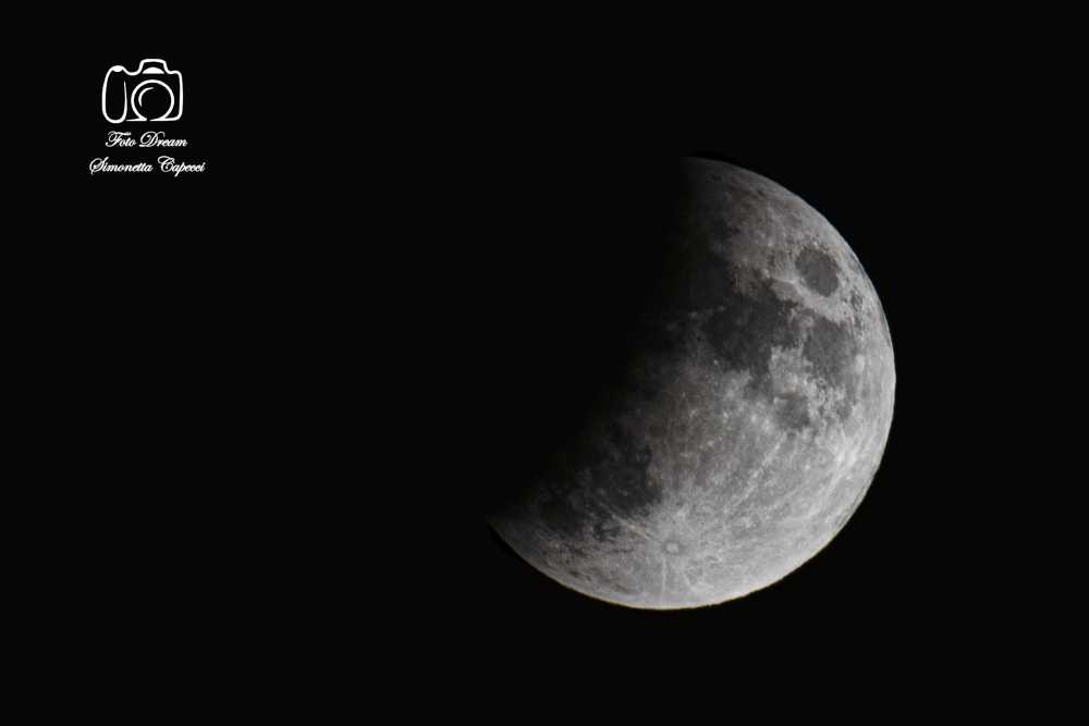 Spettacolo eclissi parziale di luna