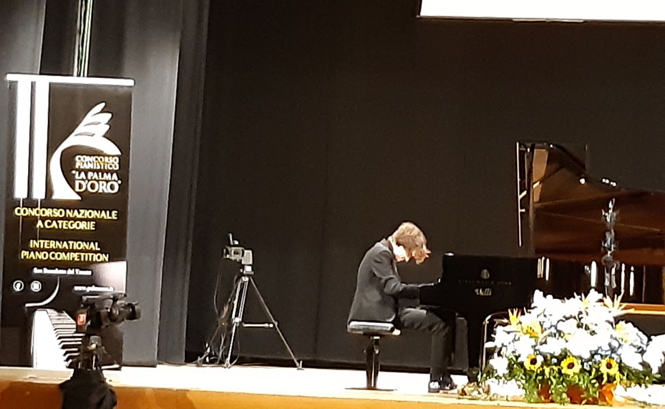 l vincitore del Premio internazionale “La Palma d’oro”il 24 enne polacco Marcin Wieczorek non è solo un bravo pianista, è un vero artista