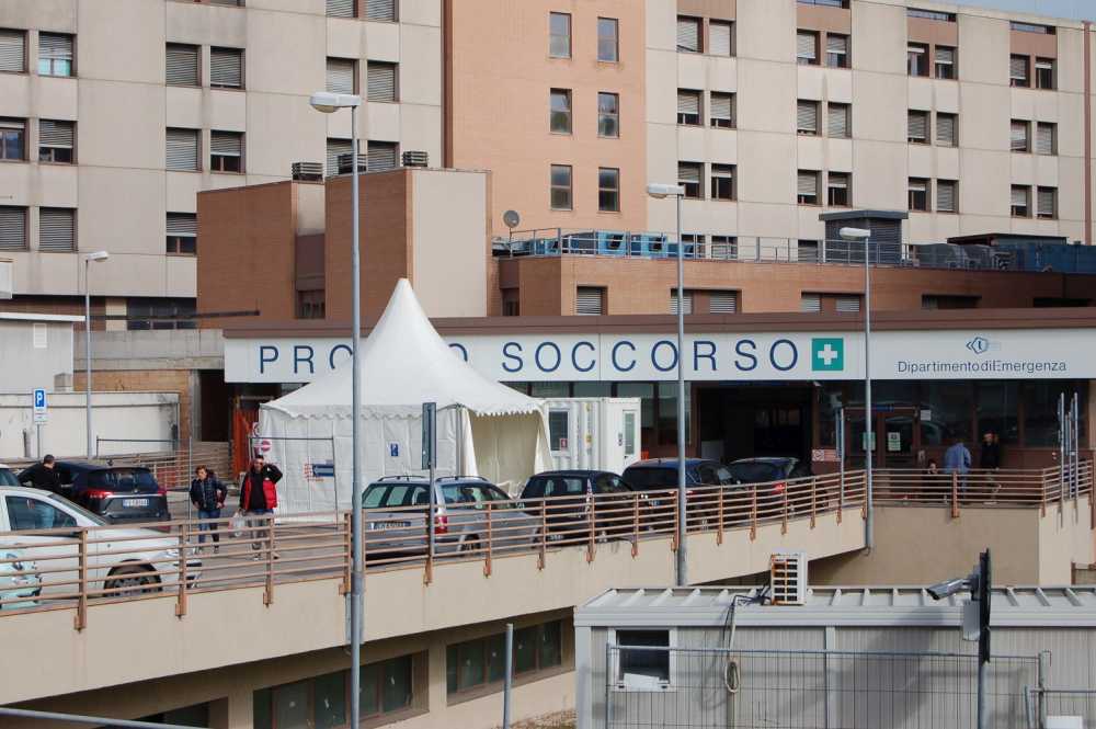 Coronavirus, agli Ospedali Riuniti di Ancona Ceriscioli visita la struttura del pre triage per i sintomatici al Pronto soccorso