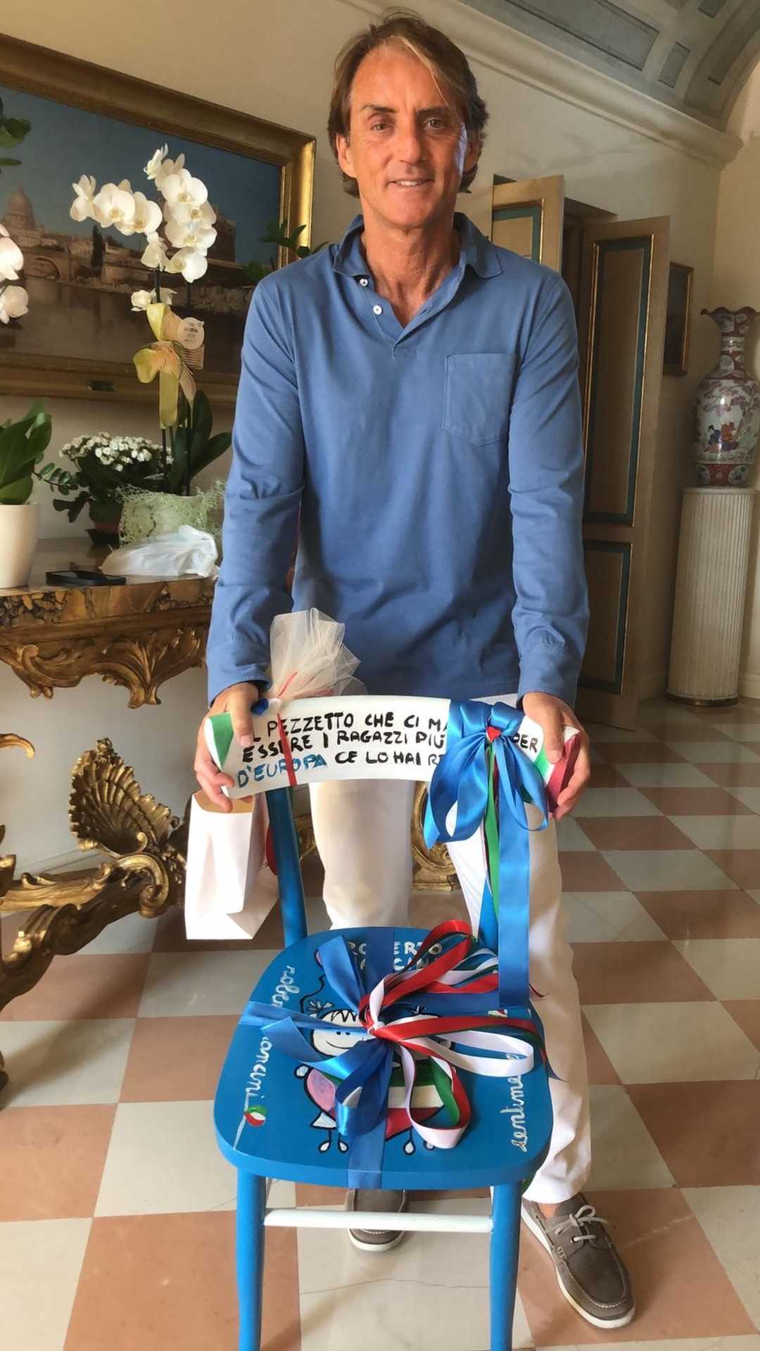 Dai ragazzi di Centimetro Zero  una sedia azzurro nazionale per Roberto Mancini