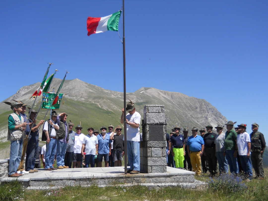 Gli Alpini Marchigiani, si sono ritrovati a Forca di Presta, per commemorare la memoria dei Caduti con una Santa Messa al Campo all’Altare dell’Alpino del Rifugio Ana Giacomini