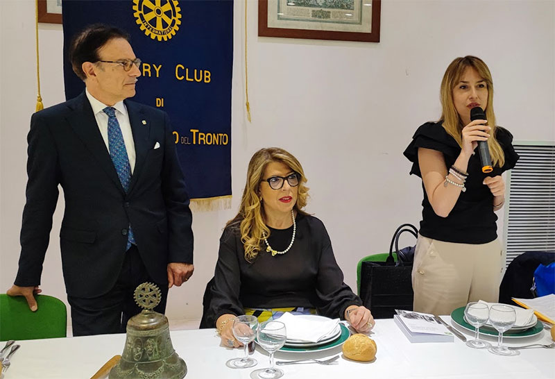 Il colonnello Tommaseo e l’assessore Latini all’incontro sulla violenza di genere del Rotary Club di San Benedetto