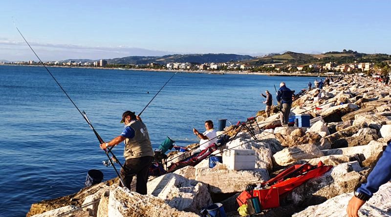 Pesca, campionato italiano a coppie di canna da riva al Molo Sud