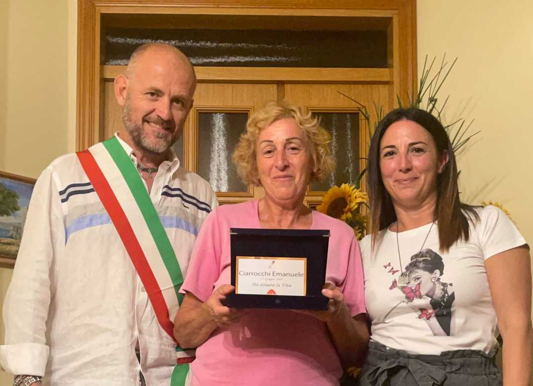 L’Aido e il Sindaco Cardilli consegnano una targa alla mamma di Emanuele Ciarrocchi