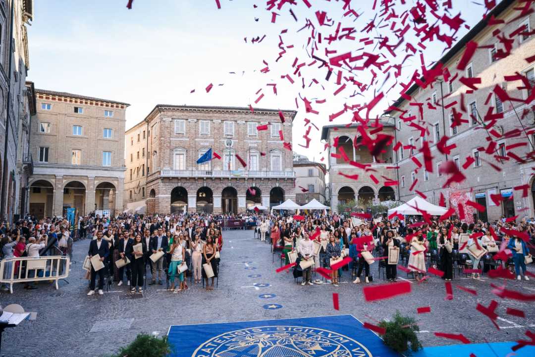 Graduation Day, il saluto del rettore Adornato ai laureati UniMc: “Rendete giovane questo Ateneo e riempite di dinamismo la città” 