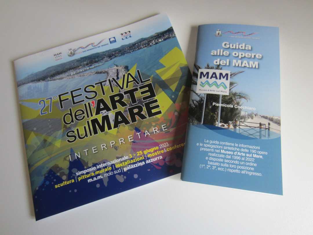 Verso il Festival dell’Arte sul Mare 2023, stampati mille cataloghi e mille “Guide alle opere del Mam”