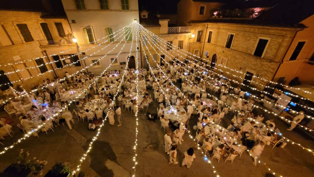 In 350 al Paese Alto di San Benedetto per la “Cena di Beneficenza in Bianco Anteas”