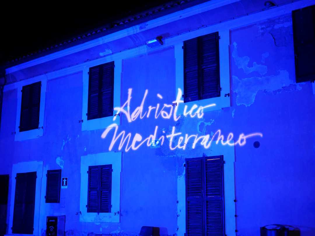 Il tarantismo elettronico dei Kalàscima travolge la Mole al Festival Adriatico Mediterraneo