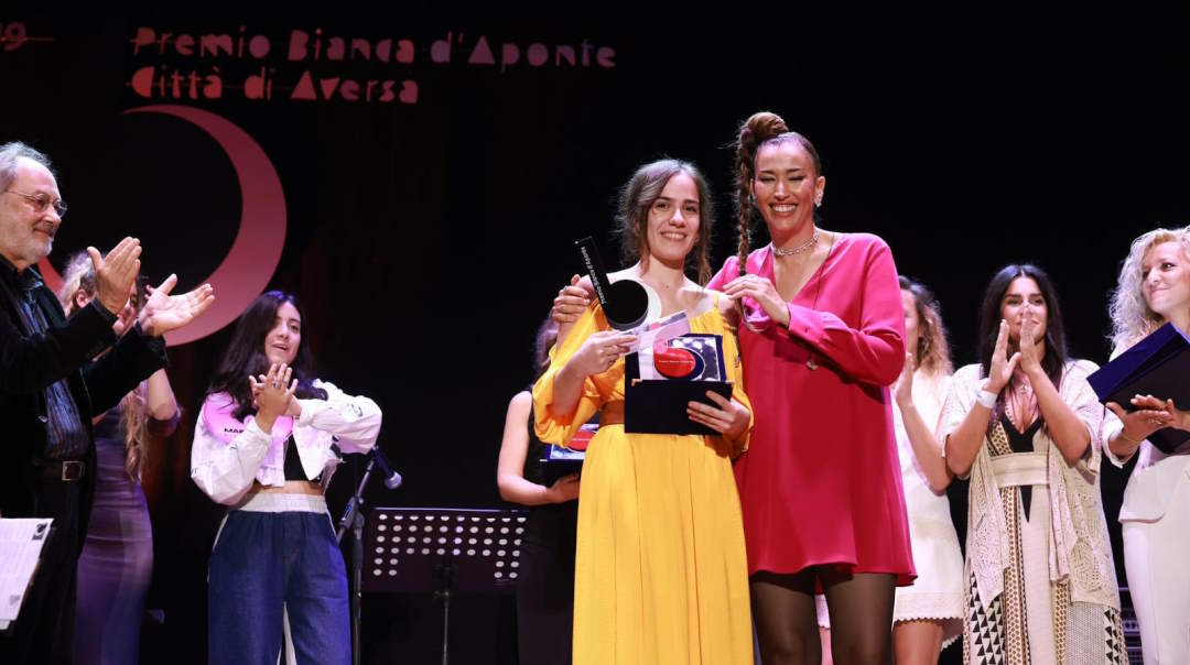 A Chiara Ianniciello vince il Premio Bianca d’Aponte per cantautrici, a Irene Buselli il Premio “Fausto Mesolella”
