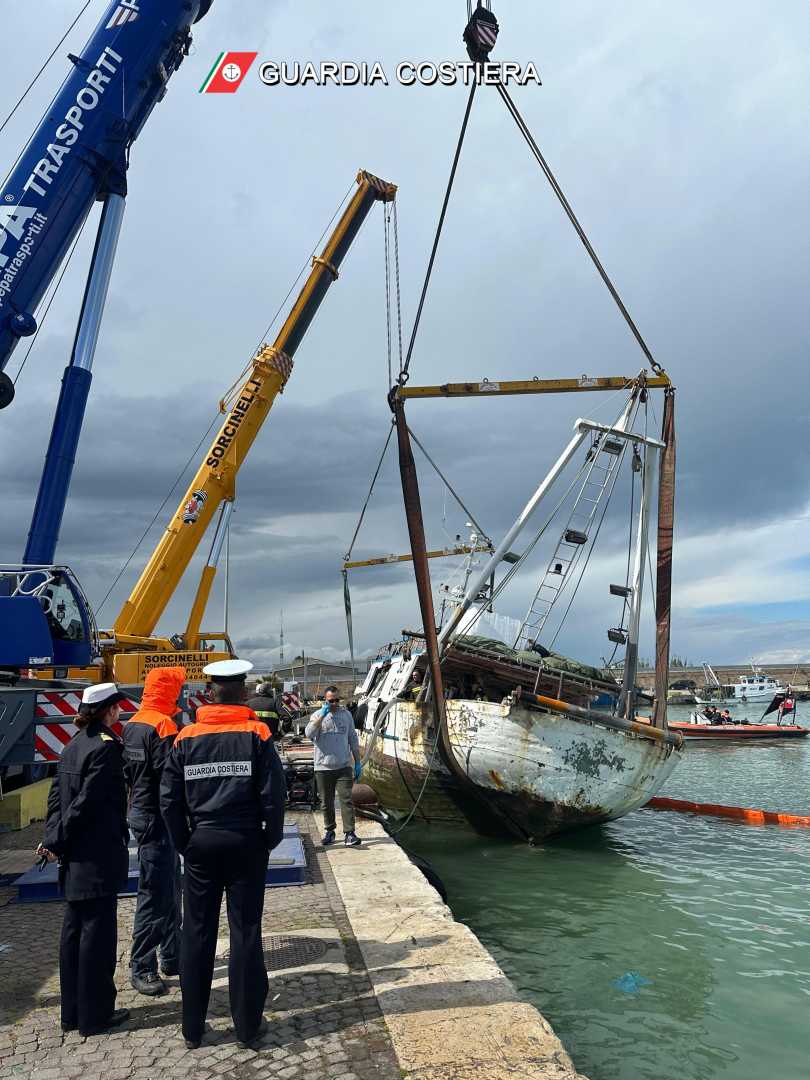 Recupero motopesca affondato in porto e monitoraggio ambientale a seguito del naufragio