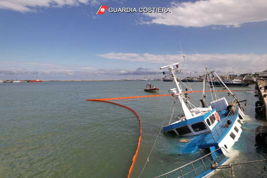 Affondamento motopesca nel porto di San Benedetto: continuano le operazioni di contenimento dell’inquinamento 